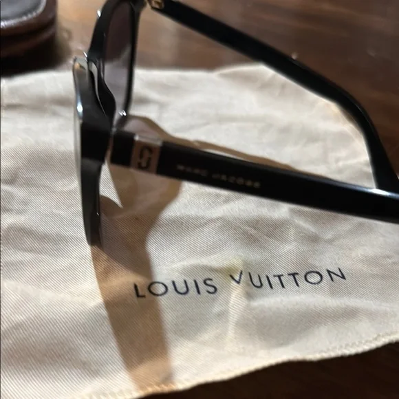 Marc Jacob’s Elegant Black Sunglasses - Picture 2 of 4